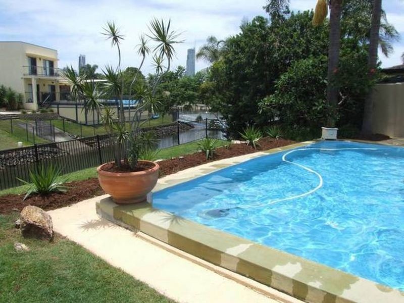 16 La Spezia Court, Isle Of Capri QLD 4217