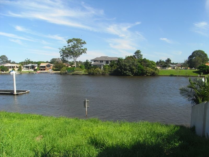 147 Sir Bruce Small Blvd, Benowa Waters QLD 4217