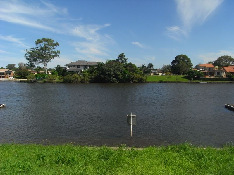 147 Sir Bruce Small Blvd, Benowa Waters QLD 4217