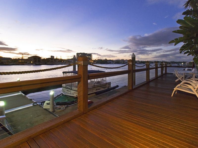 20 Riverview Parade, Surfers Paradise QLD 4217