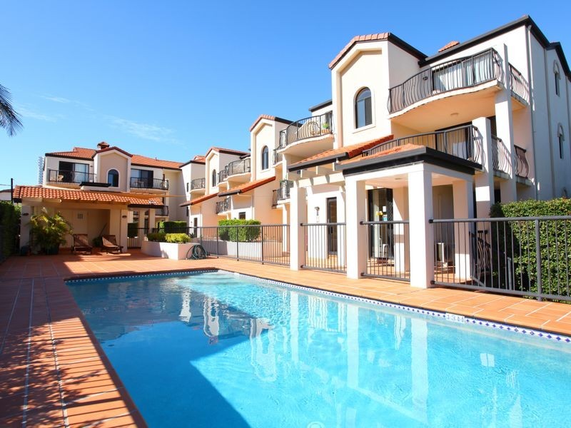 33 Lenneberg Street, Southport QLD 4215