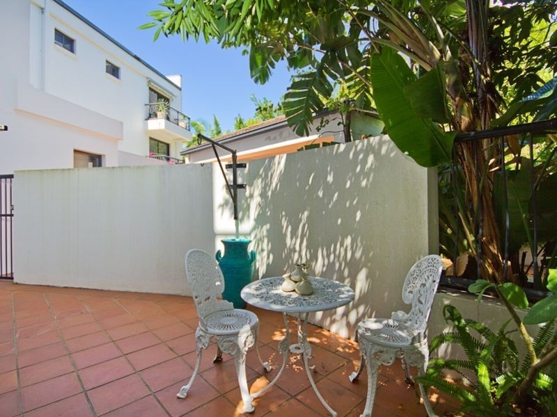 12 Tarcoola Crescent, Chevron Island QLD 4217