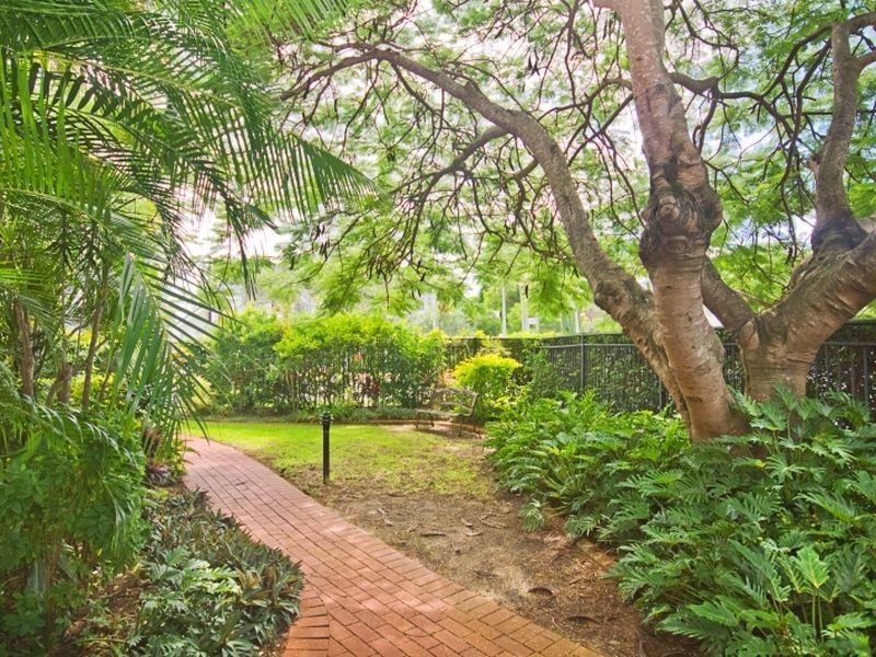 142 Stanhill Drive, Chevron Island QLD 4217