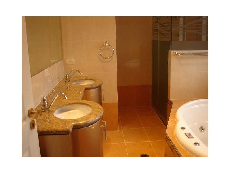 3/214 Stanhill Drive, Chevron Island QLD 4217