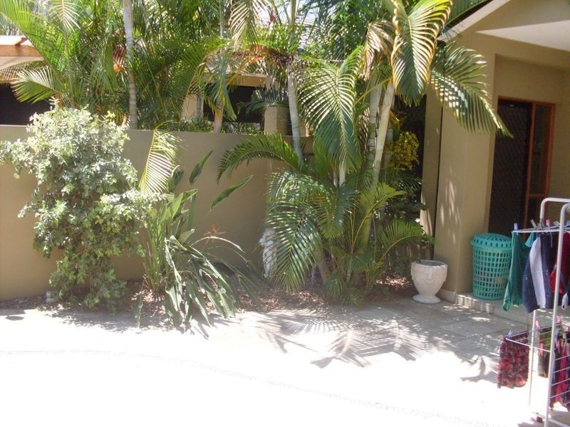 2/74 Heeb Street, Benowa QLD 4217