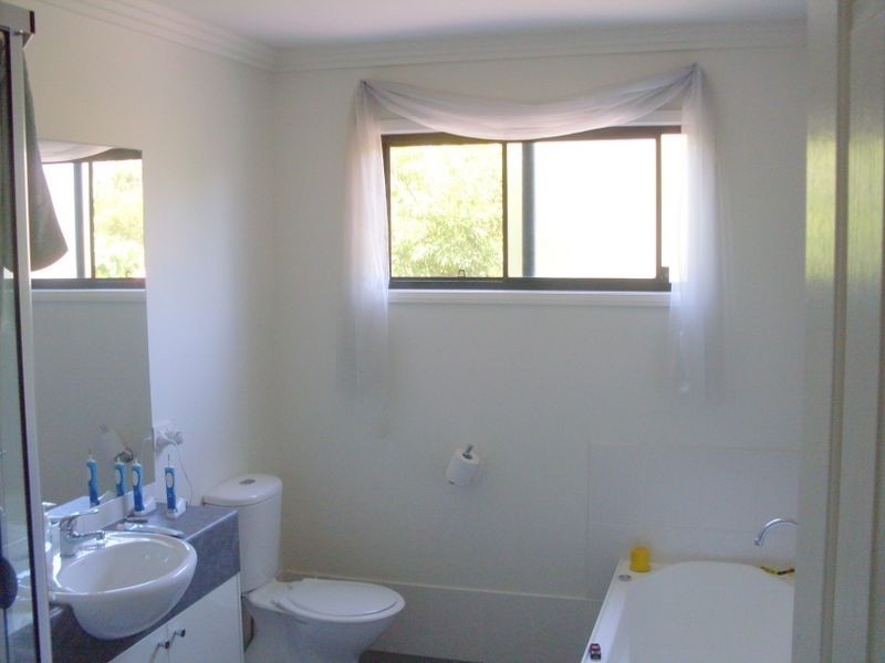 2/74 Heeb Street, Benowa QLD 4217