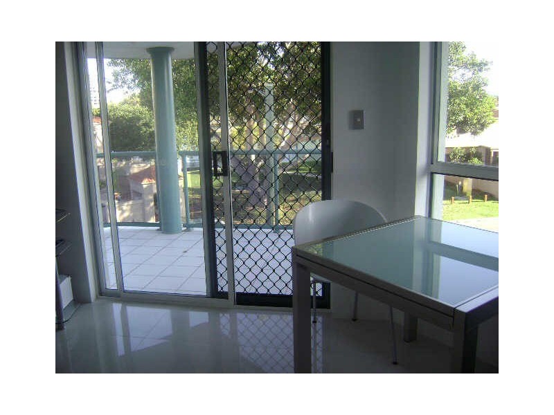 9/8 Tarcoola Crescent, Chevron Island QLD 4217
