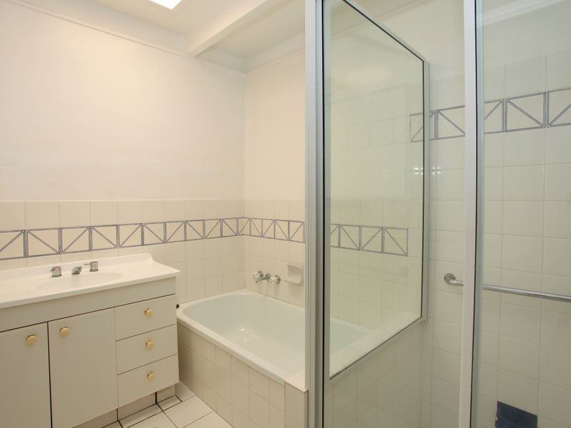 24 McIlwraith Avenue, Sorrento QLD 4217