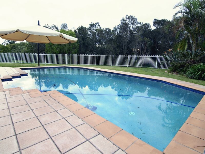4 Meadowlake Drive, Carrara QLD 4211