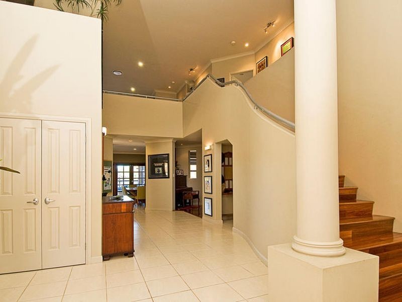 68 Edinburgh Road, Benowa QLD 4217