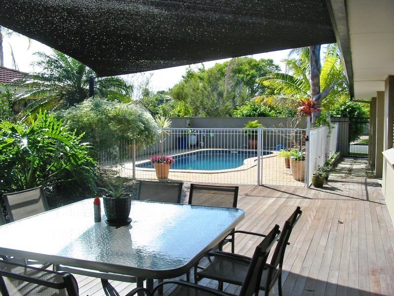 9 McIlwraith Avenue, Sorrento QLD 4217