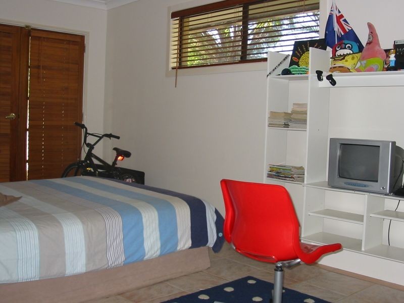 9 McIlwraith Avenue, Sorrento QLD 4217