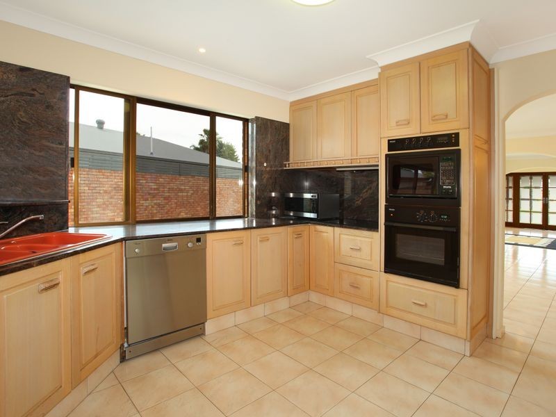 8 Argyle Crescent, Sorrento QLD 4217