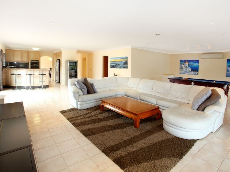 8 Argyle Crescent, Sorrento QLD 4217
