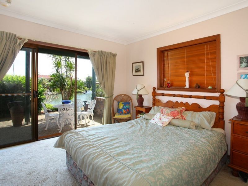 30 Selkirk Avenue, Benowa Waters QLD 4217