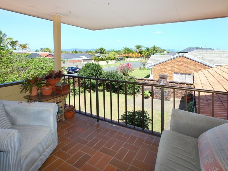 30 Selkirk Avenue, Benowa Waters QLD 4217