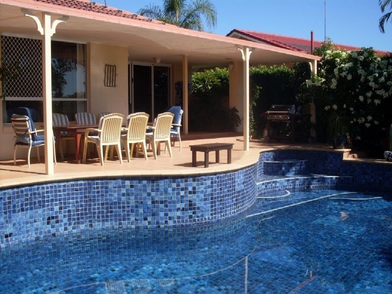 33 McCleary Street, Sorrento QLD 4217