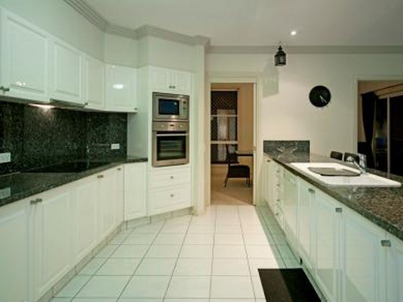 3 Chantilly Close, Benowa Waters QLD 4217