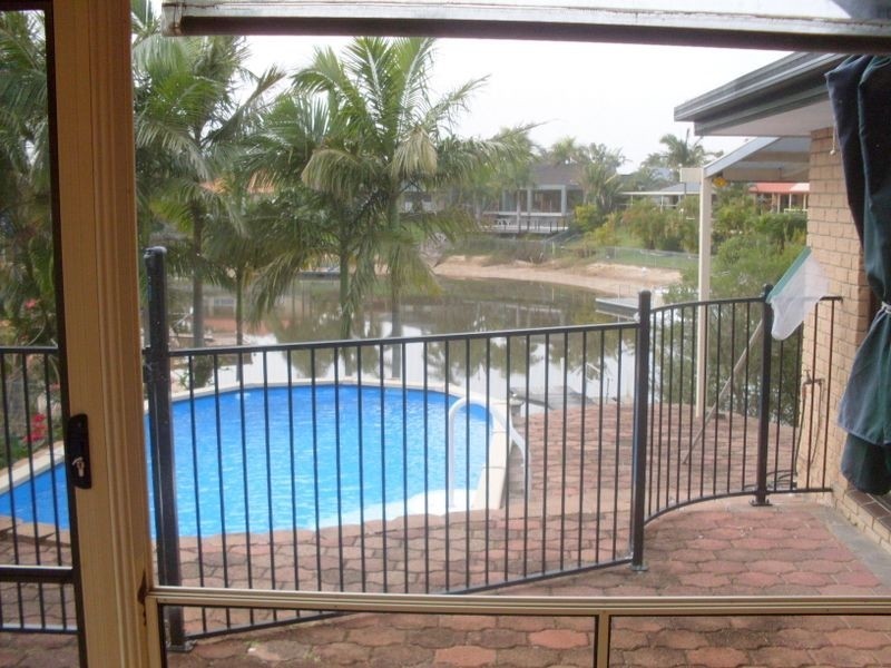 8 Edinburgh Road, Benowa QLD 4217
