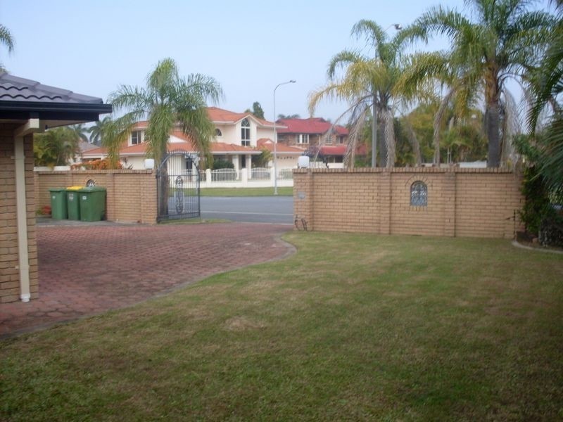 8 Edinburgh Road, Benowa QLD 4217