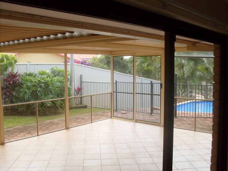 8 Edinburgh Road, Benowa QLD 4217