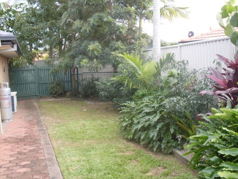 8 Edinburgh Road, Benowa QLD 4217