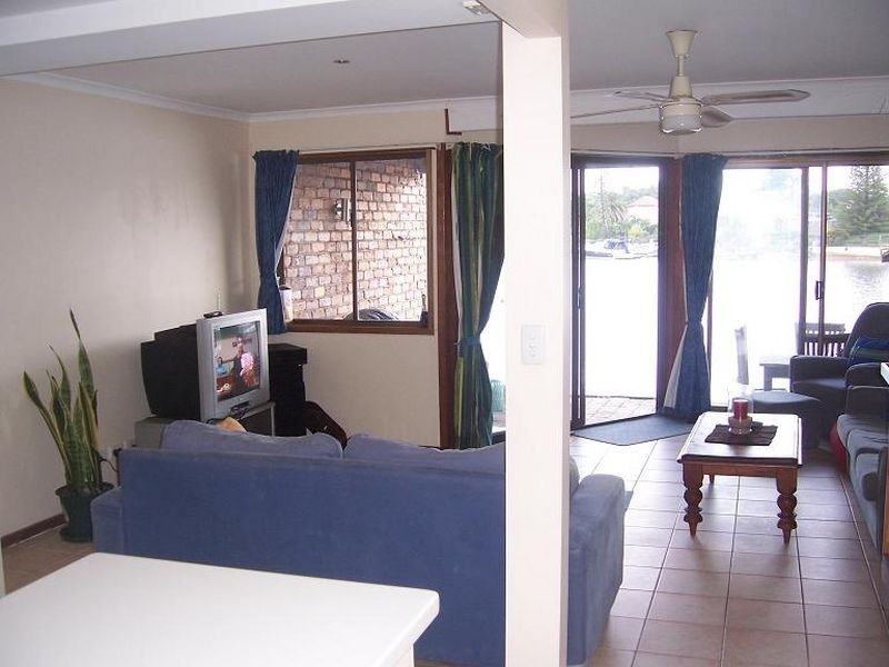 2/12 Orvieto Avenue, Mermaid Waters QLD 4218