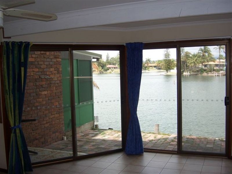2/12 Orvieto Avenue, Mermaid Waters QLD 4218