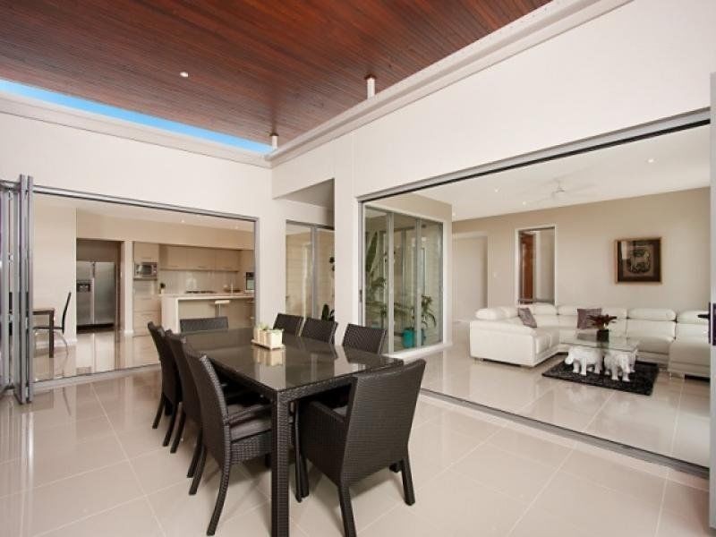 2 St Moritz Terrace, Sorrento QLD 4217