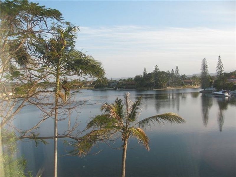 1/12 Orvieto Avenue, Mermaid Waters QLD 4218