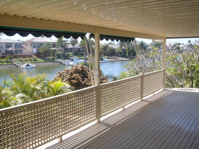 26 Selkirk Avenue, Benowa QLD 4217
