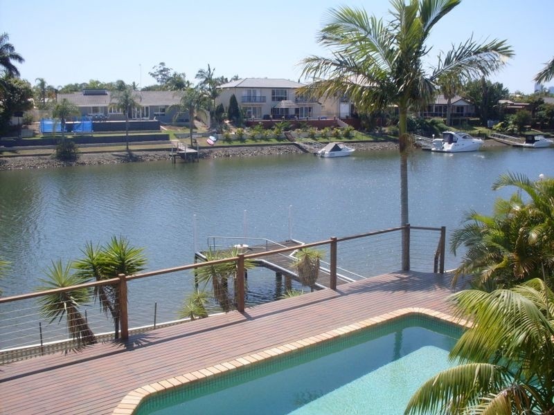 26 Selkirk Avenue, Benowa QLD 4217