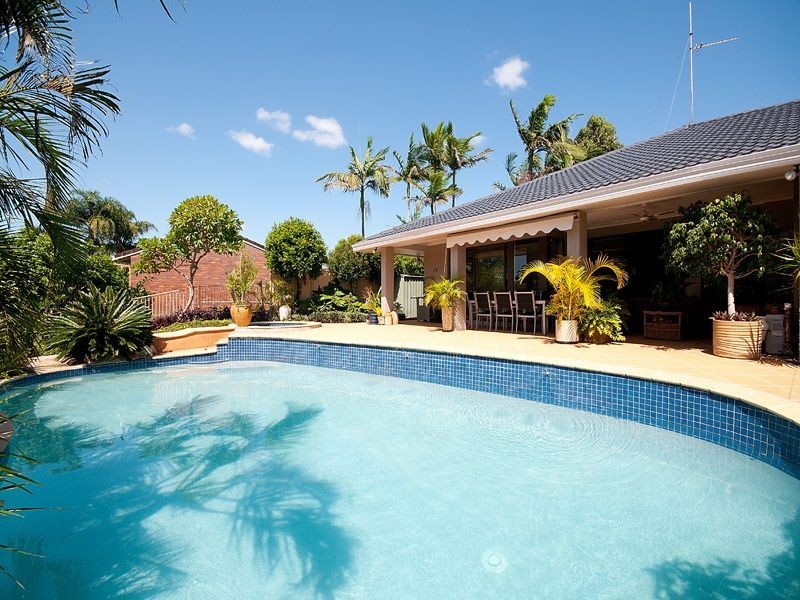9 Nootka Court, Broadbeach Waters QLD 4218