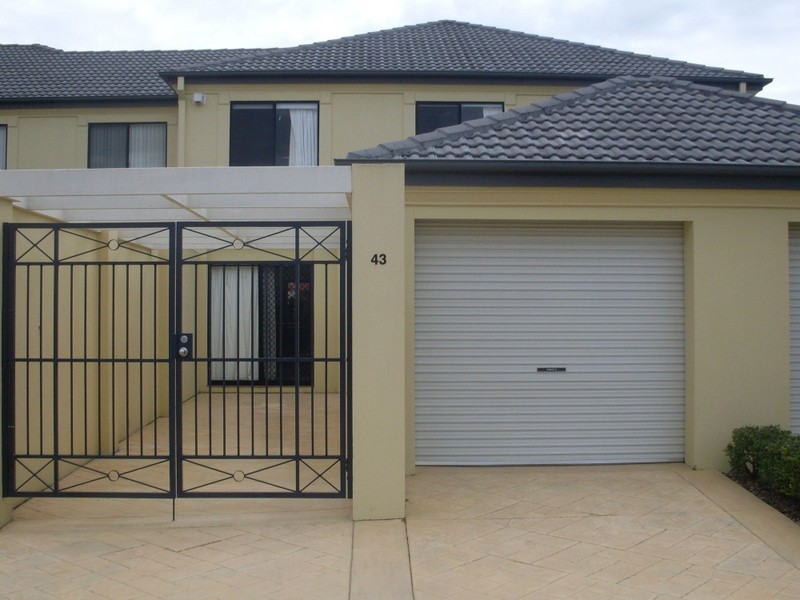 43/2 Bronberg Court, Benowa QLD 4217