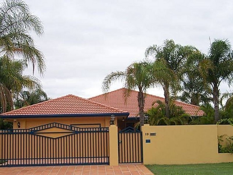 19 Rannock Avenue, Benowa QLD 4217