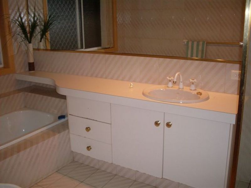 19 Rannock Avenue, Benowa QLD 4217