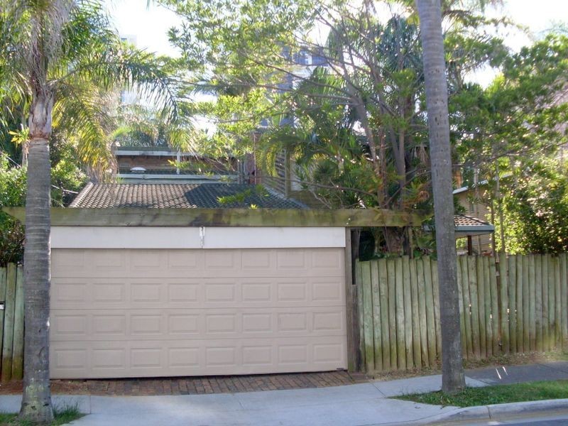 13b Cronin Avenue, Main Beach QLD 4217