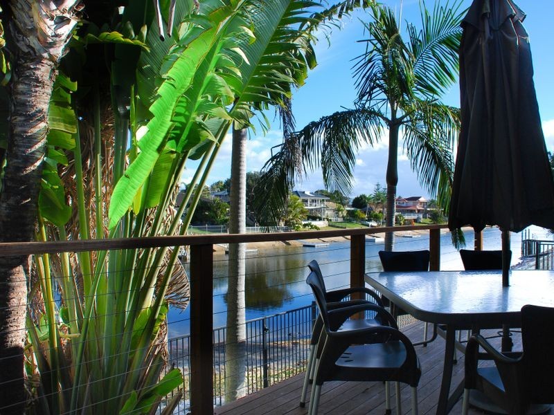 8 Park Avenue, Broadbeach Waters QLD 4218