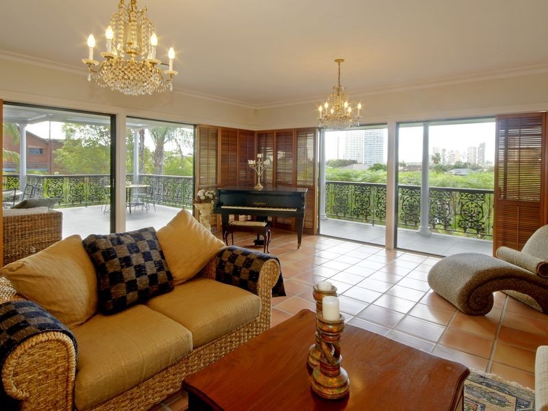 19 Wildash Street, Southport QLD 4215