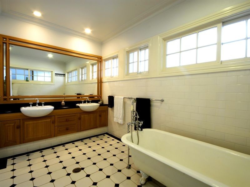 19 Wildash Street, Southport QLD 4215