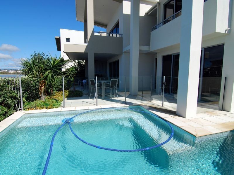 4 Westminster Ct, Sovereign Islands QLD 4216