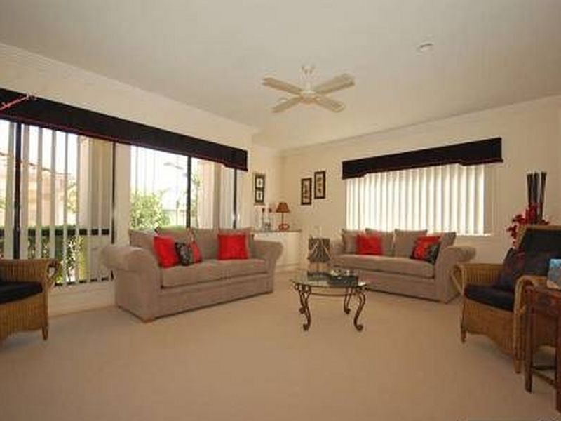 18 Arbuthnot Parade, Benowa QLD 4217