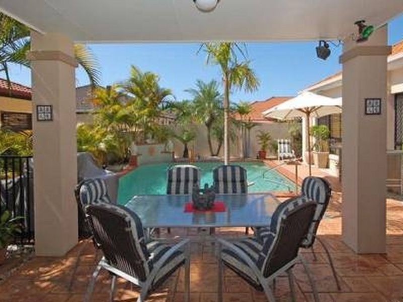 18 Arbuthnot Parade, Benowa QLD 4217