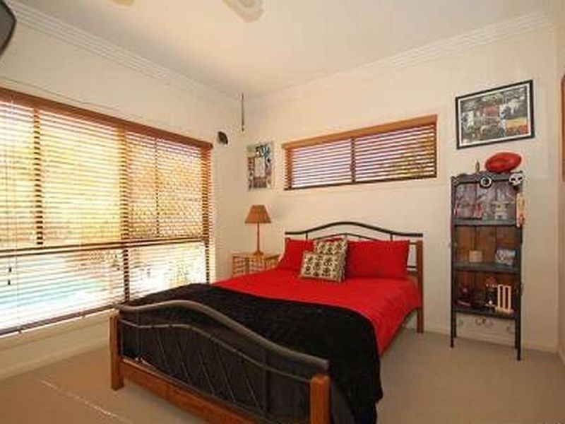 18 Arbuthnot Parade, Benowa QLD 4217