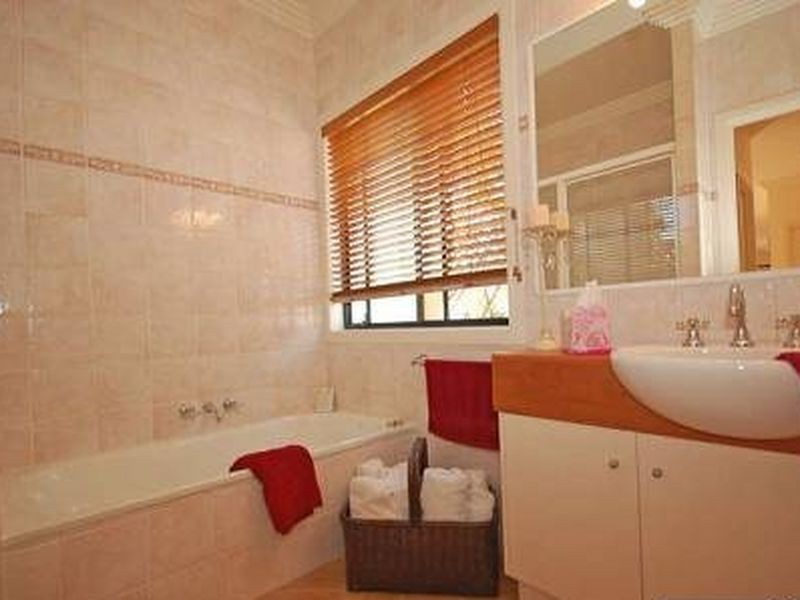 18 Arbuthnot Parade, Benowa QLD 4217