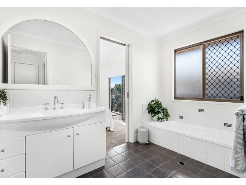 82 Shrapnel Road, Cannon Hill QLD 4170