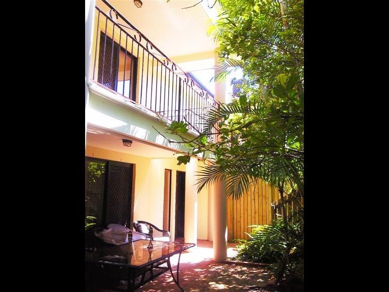 2/10 McIlwraith Avenue, Balmoral QLD 4171