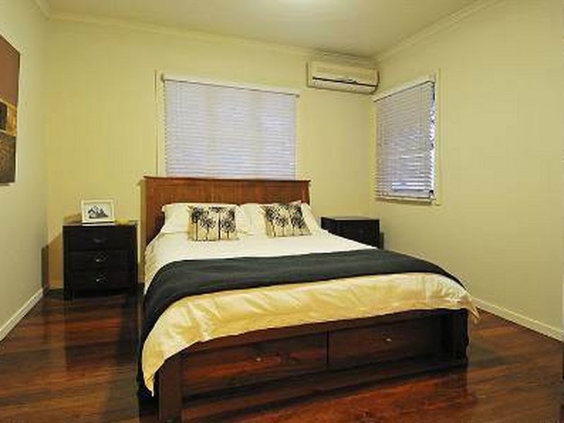 114 Lawn Street, Holland Park QLD 4121