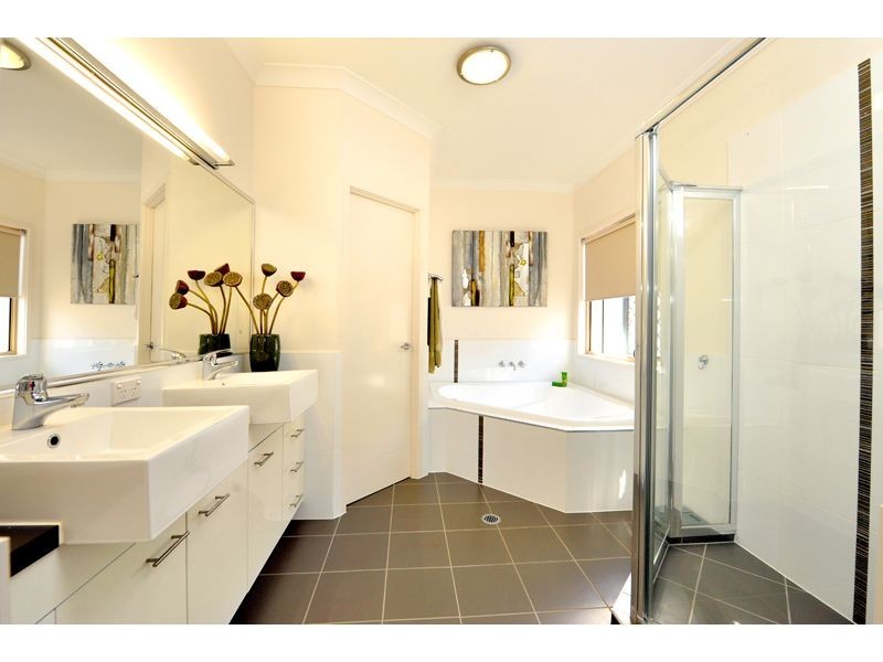 12 Delsie Street, Cannon Hill QLD 4170