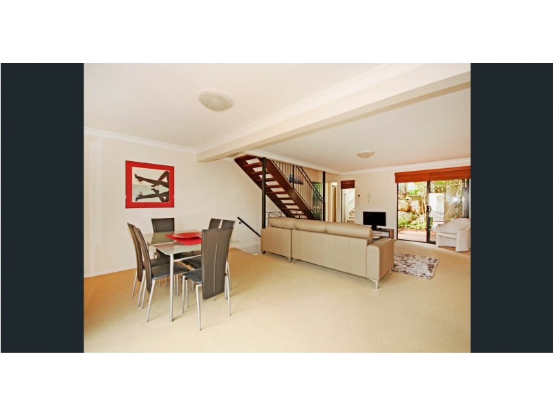 Unit 2/10 McIlwraith Avenue, Balmoral QLD 4171
